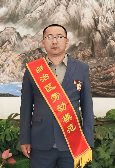 梁华富