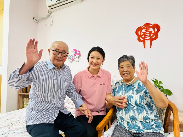 护理员与老人亲密合影,定格幸福瞬间,让养老服务更有温度 护理员与老人亲密合影,定格幸福瞬间,让养老服务更有温度