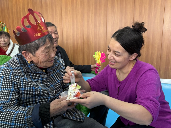 医康养老为当月寿星举办集体生日会,让长者乐享幸福晚年时光 医康养老为当月寿星举办集体生日会,让长者乐享幸福晚年时光