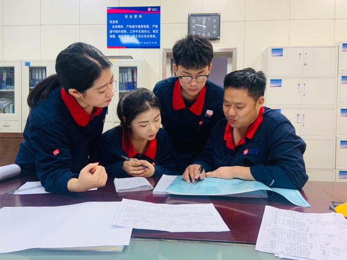 图2为:运行分场党支部党员陈伟正在给结对徒弟讲授专业知识 图2为:运行分场党支部党员陈伟正在给结对徒弟讲授专业知识