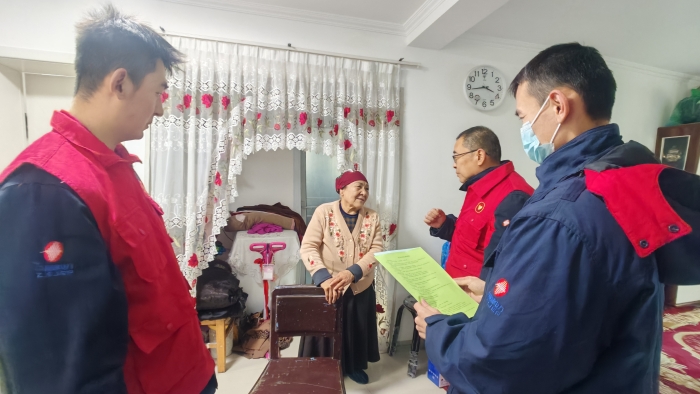 图5为:运行分场党支部书记杨星磊带领党团员青年走进社区开展志愿服务 图5为:运行分场党支部书记杨星磊带领党团员青年走进社区开展志愿服务